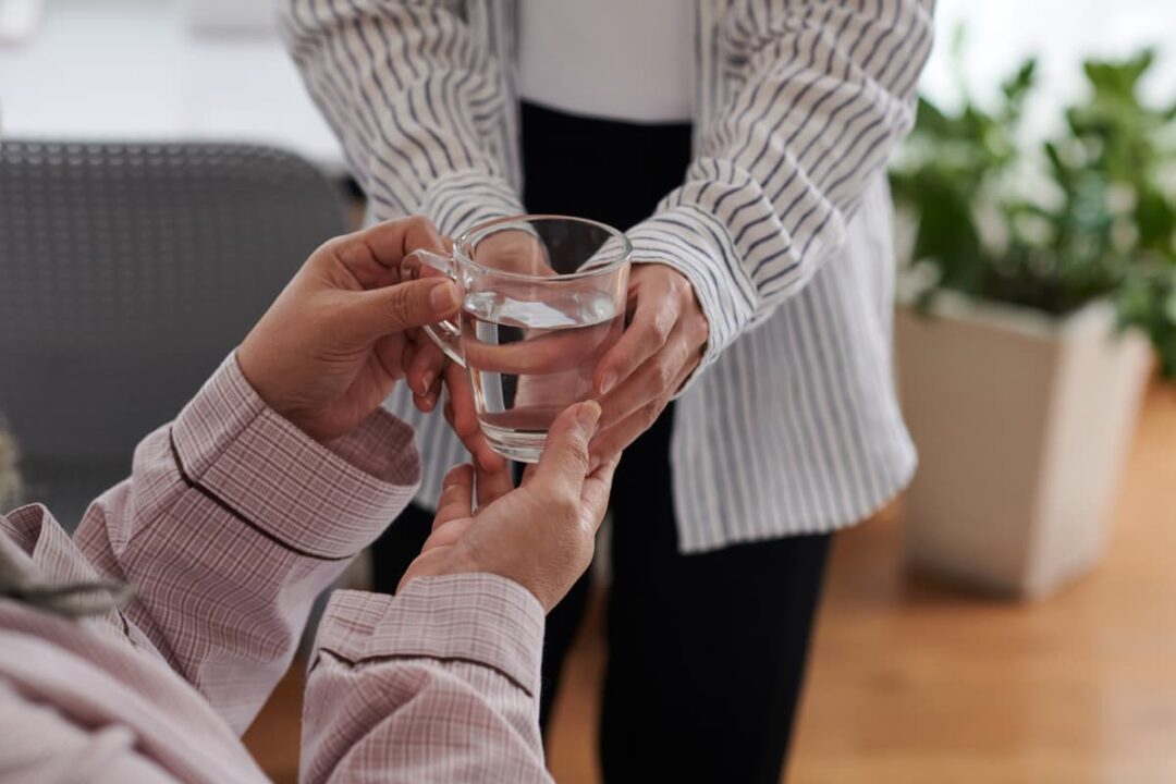 Hidratar a una persona de la tercera edad