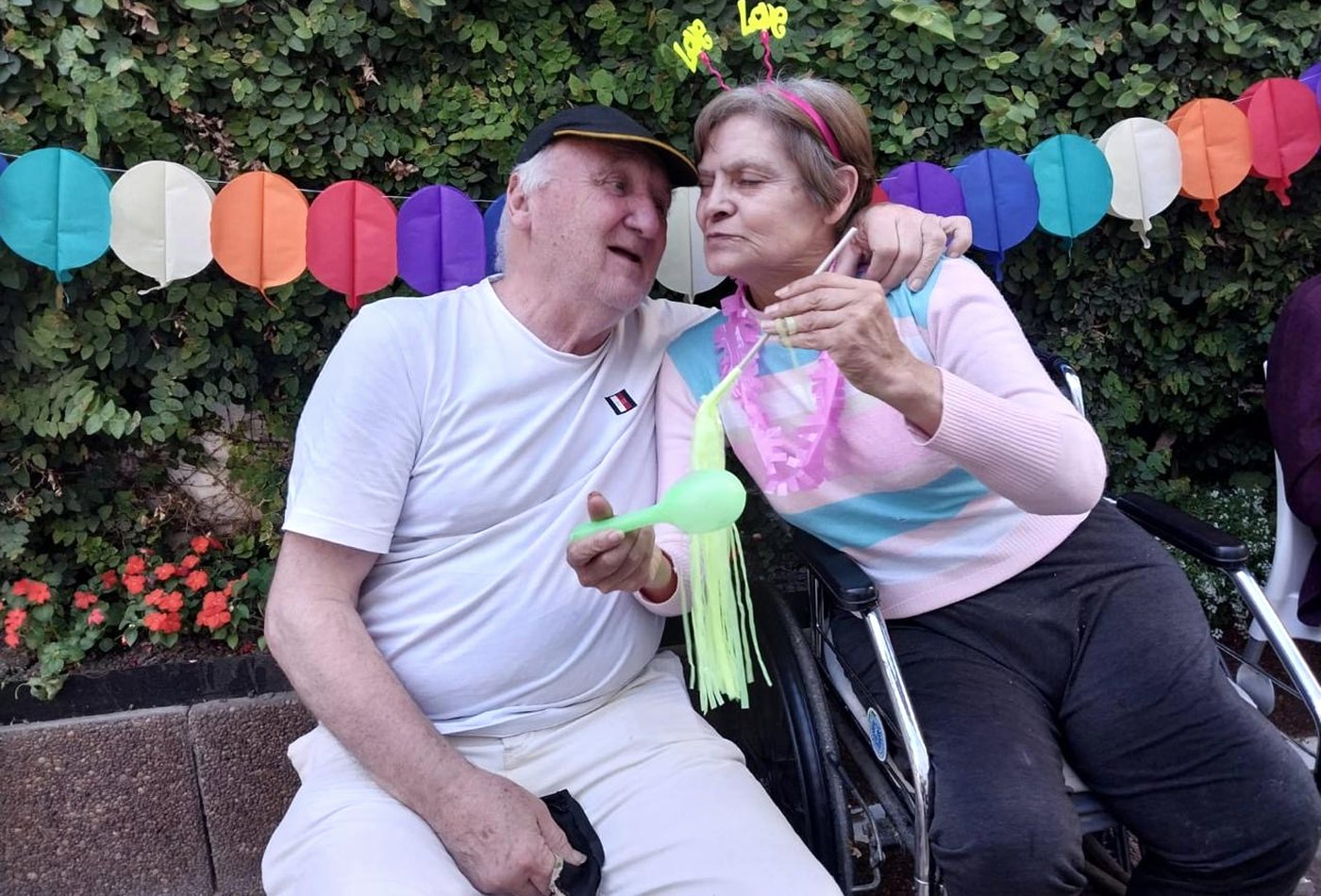 Dos residentes compartiendo un festejo en el jardín