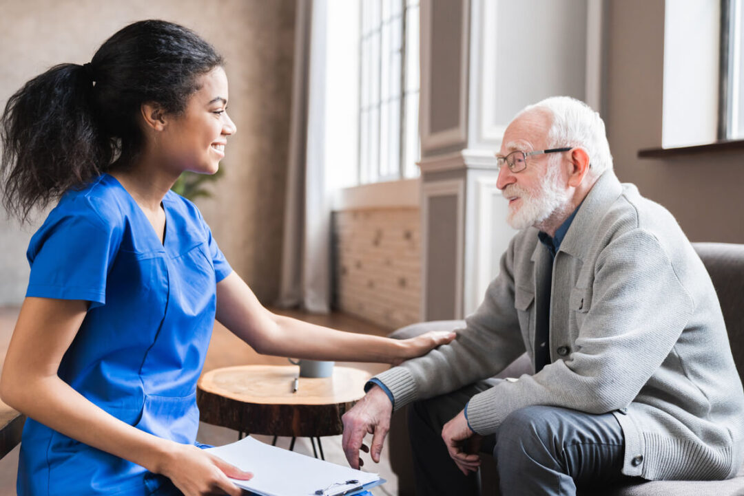 por qué la gente mayor habla sola